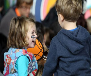   مصر اليوم - فتاة كرواتية في الثانية تسقط من الطابق الرابع وتنجو