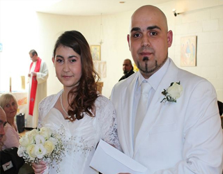   مصر اليوم - مصابة بالسرطان تتزوج حبيبها قبيل وفاتها