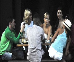   مصر اليوم - ريتا أورا تتناول العشاء مع غاردنر وسط تقارير عن خلاف مع ديلفنج