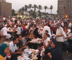   مصر اليوم - إفطار جماعي لأنصار مرسي أمام القائد إبراهيم في الإسكندرية