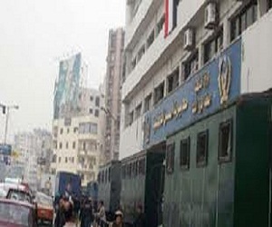   مصر اليوم - أهالي بلقاس يطوقون منزلاً اختبأ فيه متهمون بقتل شاب