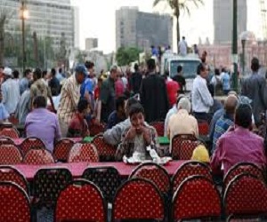   مصر اليوم - الآلاف يشاركون في أطول مائدة إفطار في ميدان الثورة في المنصورة