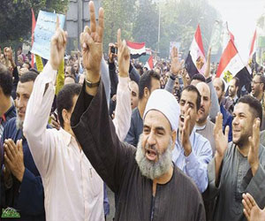   مصر اليوم - أنصار مرسي  يحتشدون بالقائد ابراهيم مطالبين بعودته إلى الحكم