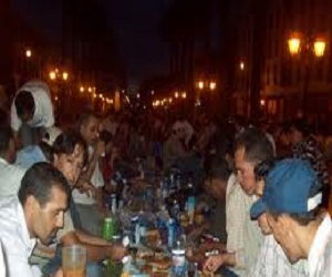   مصر اليوم - إفطار جماعي في السويس احتفالاً بالعاشر من رمضان