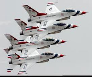   مصر اليوم - طائرات عسكرية تحلق في سماء الإسكندرية