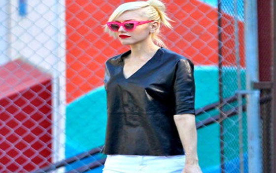   مصر اليوم - غوين ستيفاني أنيقة وجذابة بنظارة شمسية وردية من كواي