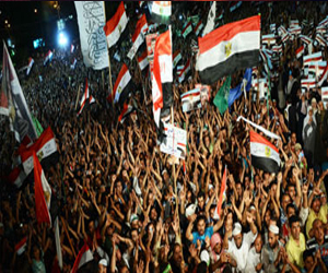   مصر اليوم - عروسان يحتفلان بزفافهما على منصة سيدي جابر