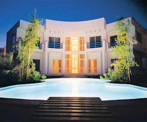   مصر اليوم - فيلا رجل الأعمال الهارب ممدوح إسماعيل تتعرض للسرقة