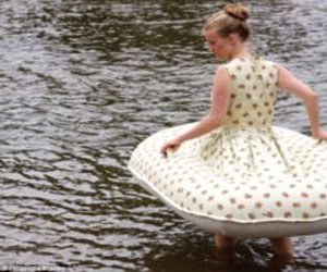   مصر اليوم - تصميم فستان يساعد النساء على العوم