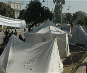   مصر اليوم - تزايد أعداد خيام المعتصمين أمام قصر الاتحادية إلى 15 خيمة