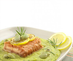   مصر اليوم - سمك مشوي مع صوص الفول الأخضر والليمون