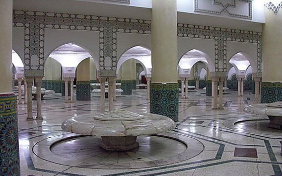 مصر اليوم - 300ألف مصل يصلون وراء الإمام الظاهرة عمر القزابري في الدار البيضاء