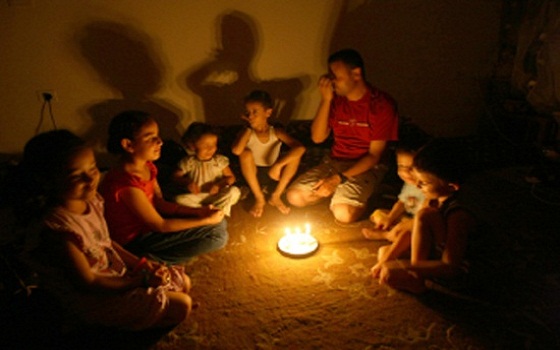 مصر اليوم - أزمة انقطاع الكهرباء في غزة تؤرق سكان القطاع وتحرمهم من بهجة رمضان