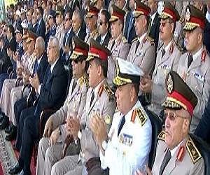   مصر اليوم - الأهالي يرددون هتافات مؤيدة للجيش في حفل تخريج طلبة العسكرية