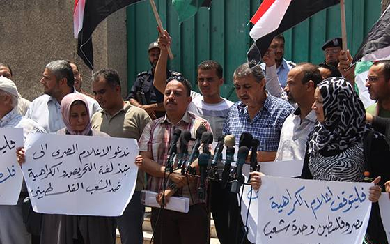 مصر اليوم - صحافيو غزة يعبرون عن رفضهم حملات تحريض الإعلام المصري