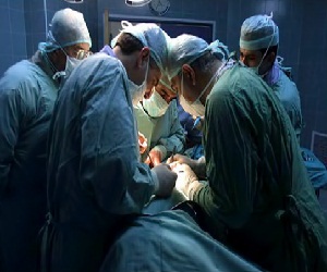   مصر اليوم - كويتي ينجح في إجراء عملية قسطرة تعد الأولى لمريض  جالس على كرسي