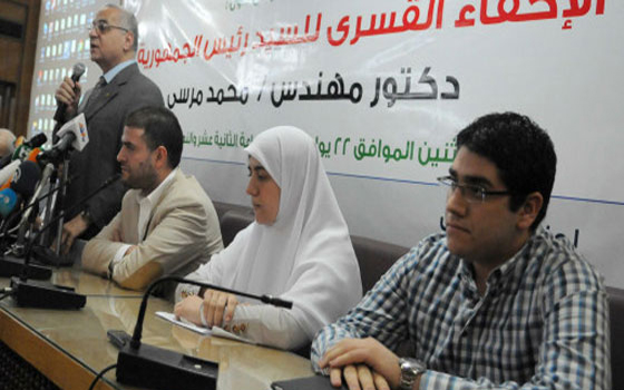   مصر اليوم - عائلة الرئيس المصري المعزول تعتزم اللجوء إلى المحكمة الدولية ضد الجيش