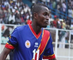   مصر اليوم - صفقة انتقال الكونغولي كاندا للرجاء مهددة بالإلغاء