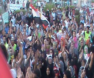   مصر اليوم - نشطاء سكندريّون يوزعون بيانات تدعو للنزول في مليونية ضد العنف والإرهاب