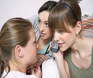   مصر اليوم - استخدام الفتيات الموبيل لفترات طويلة يُسبب حب الشباب