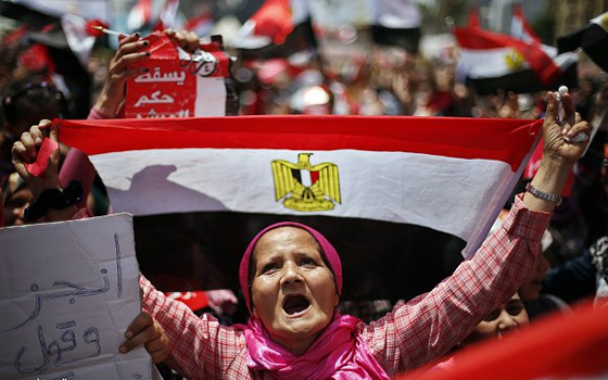   مصر اليوم - التحقيق مع مرسي بتهمة التخابر يُسعد حشود التحرير والحقوقيون يصفونه بـالسياسي