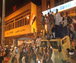   مصر اليوم - إفطار وحدة وطنية للمئات من أبناء الأقصر أمام مبنى المحافظة