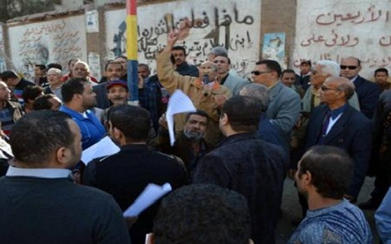   مصر اليوم - توافد العشرات إلى الأربعين لإحياء تظاهرات لا للإرهاب في السويس