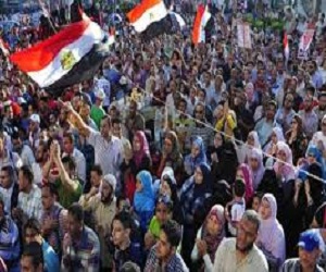 مصر اليوم - تظاهرات مؤيدة للسيسي وأخرى لمرسي في سيناء