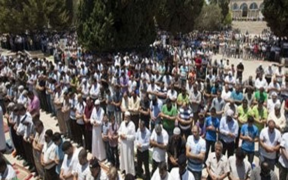   مصر اليوم - آلاف الفلسطينيين  يتوجهون إلى القدس لأداء صلاة جمعة رمضان الثالثة