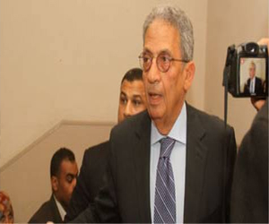   مصر اليوم - عمرو موسي يشارك المتظاهرين الإفطار في التحرير