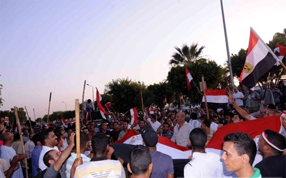   مصر اليوم - تظاهرات حاشدة لدعم الجيش في الأقصر وإفطار جماعي للمسلمين والأقباط