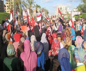   مصر اليوم - تظاهر المئات من مؤيدي الجيش في الإسماعيلية