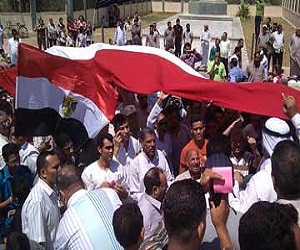   مصر اليوم - مئات المتظاهرين يفوضون الجيش في الإسكندرية