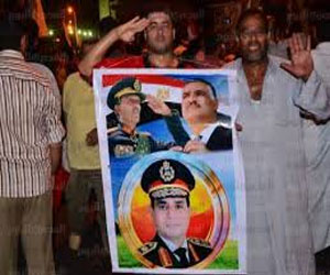   مصر اليوم - صور السيسي وعبد الناصر تكسو شوارع السويس