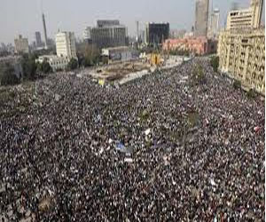   مصر اليوم - التحرير يمتلئ عن أخره في مليونية تفويض الجيش