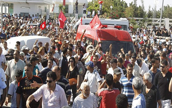   مصر اليوم - حالة من الارتباك تسود السياح البريطانيين المتجهين إلى تونس