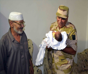   مصر اليوم - قيادات الجيش تهنئ أسرة أول مولود سويسي يحمل اسم السيسي