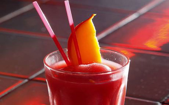 مصر اليوم - الكوكتيل المجمد يتربع على عرش موضة المشروبات خلال صيف 2014