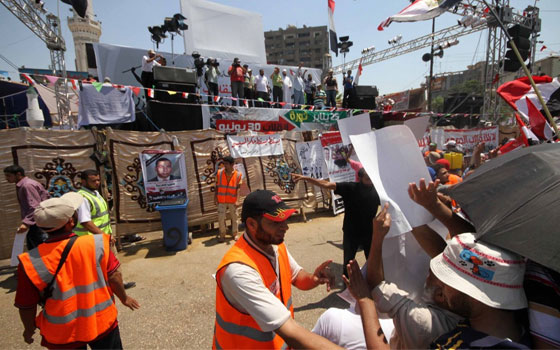   مصر اليوم - العشرات يغادرون ميدان رابعة العدوية وهدوء حذر يسود النهضة والتحرير