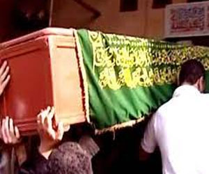   مصر اليوم - أهالي القصير يشيعون جنازة شهيد النصب التذكاري