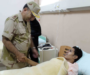   مصر اليوم - قائد الجيش الثالث يتفقد مصابي الاشتباكات المدنيين في السويس