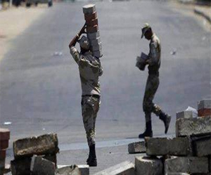   مصر اليوم - الجيش يزيل الحواجز الإسمنتية في شارع النصر