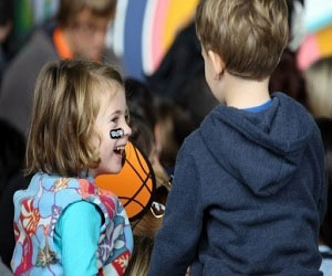   مصر اليوم - إسبانية في الثالثة تسقط عن ارتفاع 6 أمتار بينما كان والداها يلتقطان صورًا لها