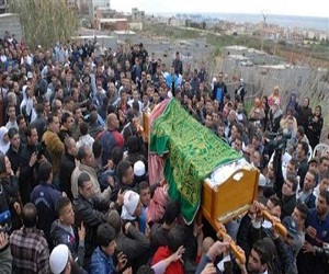 مصر اليوم - الألاف في الإسكندرية يشيعون جثمان أحد ضحايا المنصة