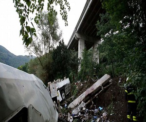   مصر اليوم - مقتل 38 شخصًا في سقوط حافلة من أعلى جسر جنوبي إيطاليا