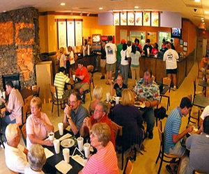 مصر اليوم - إضراب موظفي مطاعم الوجبات السريعة في المدن الأميركية