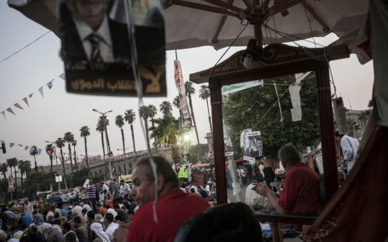   مصر اليوم - الإخوان في مصر تواجه خيارات محدودة إما المعارضة الشرعية أو العمل السري