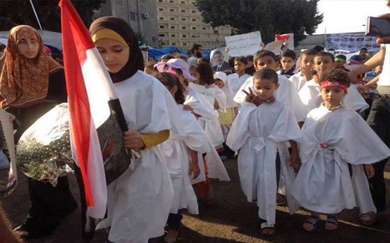 مصر اليوم - انتقادات واسعة لاستخدام الأطفال باعتصامات الإخوان