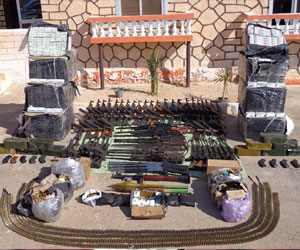   مصر اليوم - الأمن يضبط 2 بتهمة حيازة أسلحة وملابس عسكرية