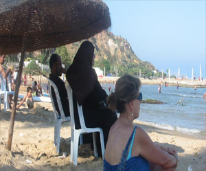   مصر اليوم - تونسيون يتحدون فتاوى تحريم السباحة في رمضان